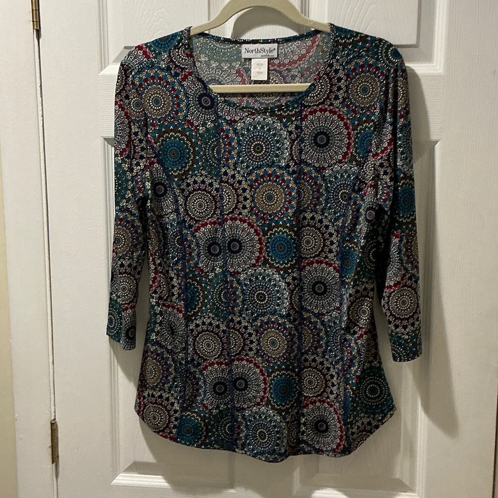 NorthStyle Women's Blue, green and Red Patterned Top Size Medium